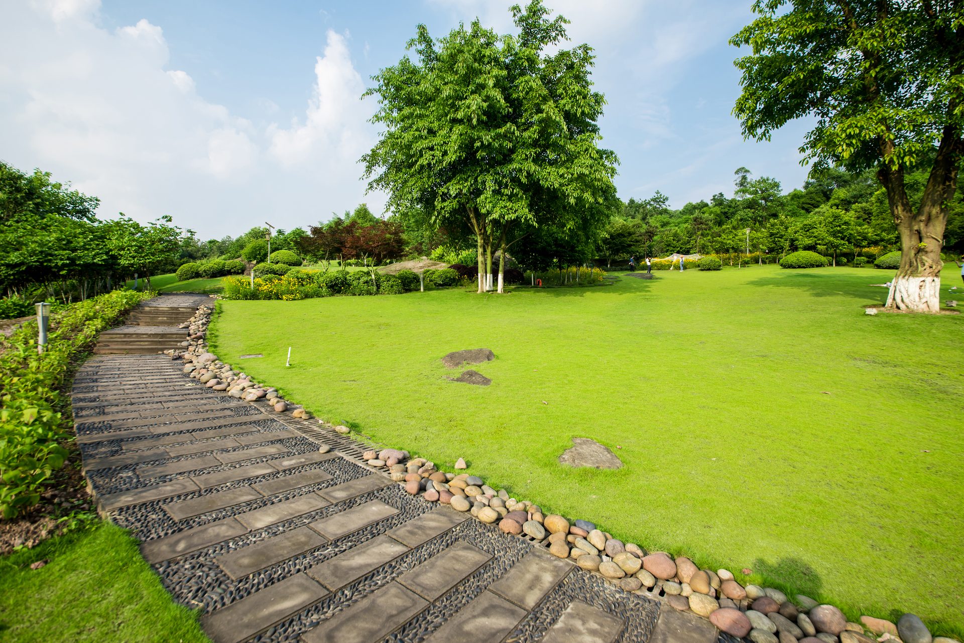 Weitläufige, gepflegte Gartenanlage mit Baum und Rasen in Ulm